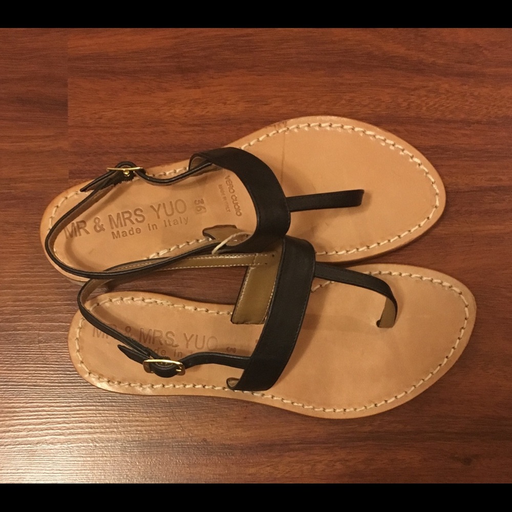 Black leather thong sandals, made in Italy